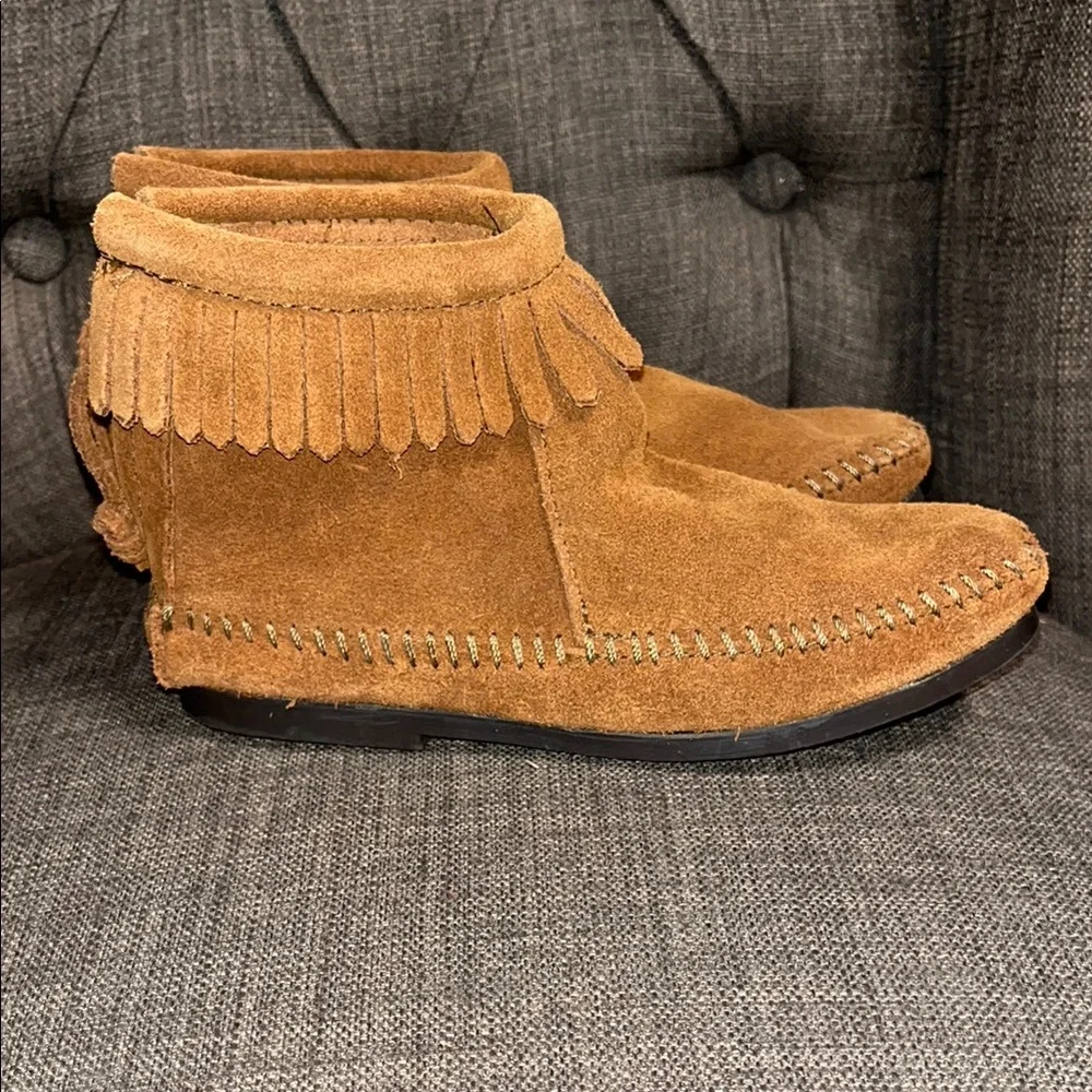 Minnetonka Suede Moccasin Boots girl's size 13 like new